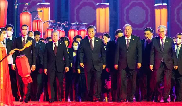 El presidente chino, Xi Jinping, y su esposa, Peng Liyuan, se dirigen al lugar de celebración de un banquete de bienvenida junto con invitados en Xi'an, provincia noroccidental china de Shaanxi, el 18 de mayo de 2023. (Xinhua/Huang Jingwen)   