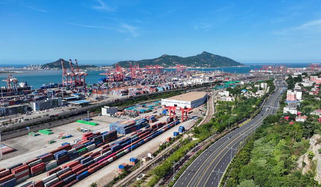 Foto aérea tomada por un dron el 26 de junio de 2024 mostrando una vista de la Base de Cooperación Logística China-Kazajistán (Lianyungang) en Lianyungang, provincia oriental china de Jiangsu. (Xinhua/Ji Chunpeng)   