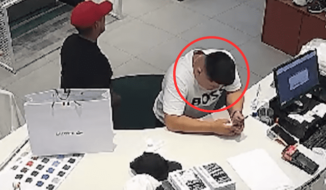 Ítalo Anco Campos fue captado por las cámaras del Jockey Plaza comprando productos con el celular de Anthony Pezer junto con su novia y un tercer sujeto no identificado. Foto: YouTube de Panorama Ítalo Anco Campos fue captado por las cámaras del Jockey Plaza comprando productos con el celular de Anthony Pezer junto con su novia y un tercer sujeto no identificado. Foto: YouTube de Panorama