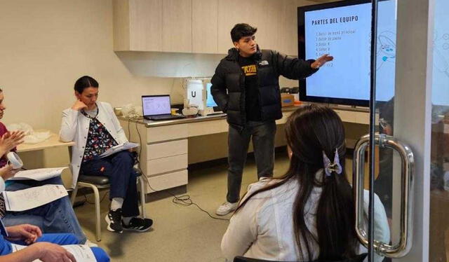 En el Día Internacional de la Biotecnología, estudiantes de la PUCP presentaron proyectos innovadores enfocados en la rehabilitación pediátrica. Foto: Andina En el Día Internacional de la Biotecnología, estudiantes de la PUCP presentaron proyectos innovadores enfocados en la rehabilitación pediátrica. Foto: Andina