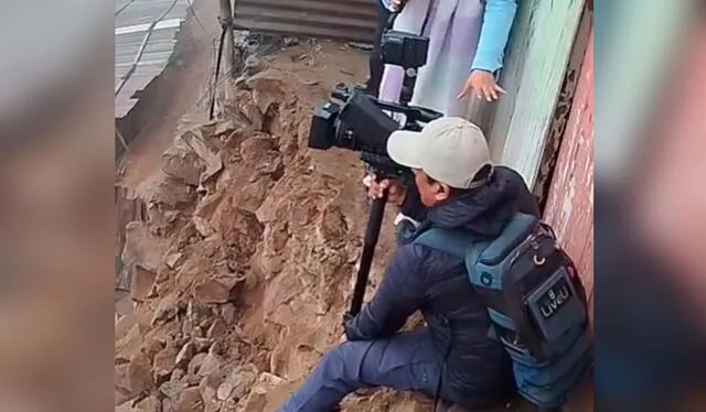 La caída del camarógrafo aterrorizó a la reportera que rápidamente se dirigió a ayudarlo a pararse ya que se encontraba con su equipo de trabajo en la mano. Foto: composición LR/ TikTok / @medicengabylove La caída del camarógrafo aterrorizó a la reportera que rápidamente se dirigió a ayudarlo a pararse ya que se encontraba con su equipo de trabajo en la mano. Foto: composición LR/ TikTok / @medicengabylove