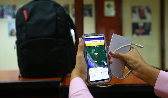 La app Sismos Perú del IGP, una batería externa con su cable y otros dispositivos tecnológicos son recomendados para una mochila de emergencia. Foto: Andina La app Sismos Perú del IGP, una batería externa con su cable y otros dispositivos tecnológicos son recomendados para una mochila de emergencia. Foto: Andina