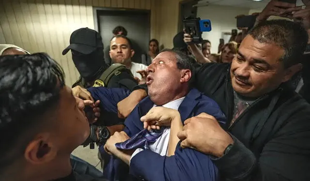 ICE agents detain NYC Comptroller Brad Lander outside immigration court following a controversial ruling. Photo: Dean Moses. ICE agents detain NYC Comptroller Brad Lander outside immigration court following a controversial ruling. Photo: Dean Moses.