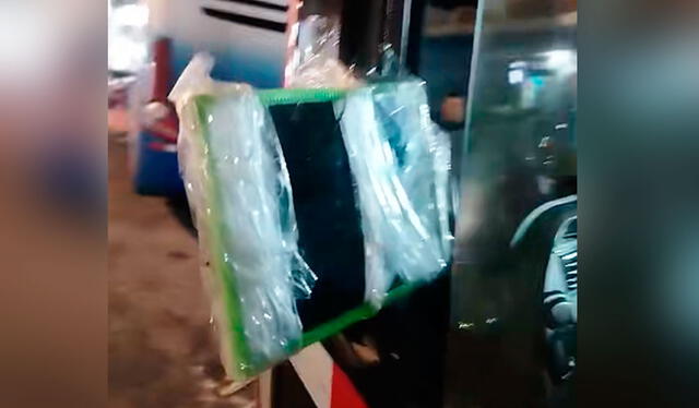Para asegurar el espejo le colocaron cinta de embalaje, como muestra el clip de TikTok. Foto: composición LR/ TikTok / @jose.flores_c Para asegurar el espejo le colocaron cinta de embalaje, como muestra el clip de TikTok. Foto: composición LR/ TikTok / @jose.flores_c