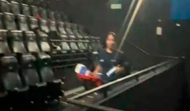 En la pantalla se podía ver los créditos de la película y el joven seguía durmiendo. Foto: composición LR/ TikTok/ @pamneyra4 En la pantalla se podía ver los créditos de la película y el joven seguía durmiendo. Foto: composición LR/ TikTok/ @pamneyra4