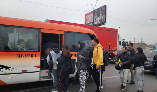 Ciudadanos suben a buses para acudir a sus centros de trabajo. Ciudadanos suben a buses para acudir a sus centros de trabajo.