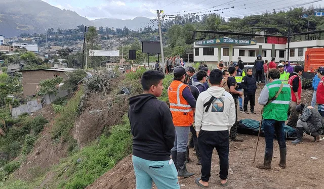 Amigos, familiares y pobladores se movilizaron hasta el lugar para buscar al joven con la esperanza de hallarlo con vida. Créditos: Huancabamba Virtual Amigos, familiares y pobladores se movilizaron hasta el lugar para buscar al joven con la esperanza de hallarlo con vida. Créditos: Huancabamba Virtual