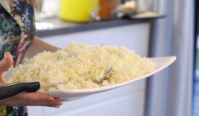 El vinagre, especialmente el de arroz o blanco, ayuda a que los granos queden más sueltos y menos pegajosos. Foto: La Nación El vinagre, especialmente el de arroz o blanco, ayuda a que los granos queden más sueltos y menos pegajosos. Foto: La Nación