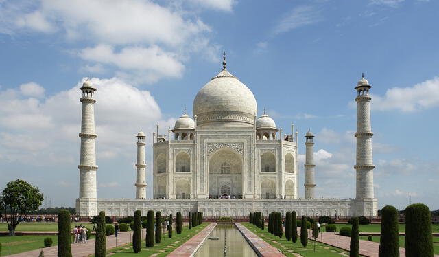  Es un mausoleo de mármol blanco construido en el siglo XVII en honor a Mumtaz Mahal, esposa del emperador Shah Jahan. Foto: TripAdvisor   