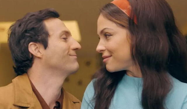 En los primeros capítulos se narra la historia de la influencia de la primera esposa de "Chespirito". En los primeros capítulos se narra la historia de la influencia de la primera esposa de "Chespirito".