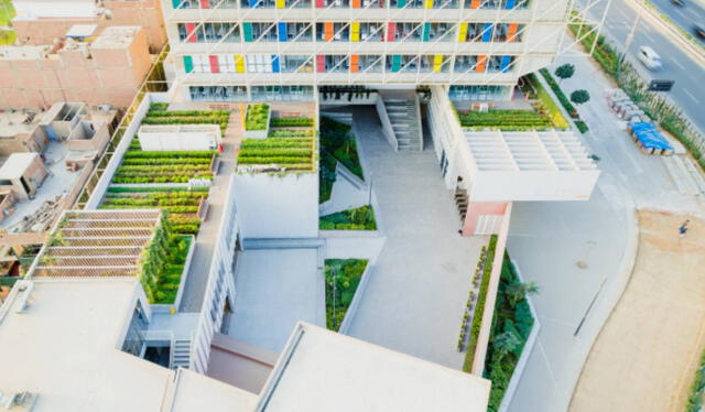 El campus promueve prácticas sostenibles, desde la gestión del agua hasta investigaciones en colaboraciones con proyectos. El campus promueve prácticas sostenibles, desde la gestión del agua hasta investigaciones en colaboraciones con proyectos.