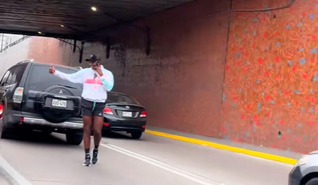  Uno de los choferes que reconoció al popular ‘Cuto’ lo saludó y este respondió con una enorme sonrisa. Foto: TikTok /@nics.soccer   