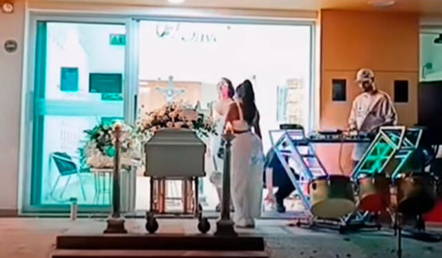 Las mujeres bailaban alrededor del cajón, lo que sorprendió a los presentes. Foto: Instagram Sol TV Las mujeres bailaban alrededor del cajón, lo que sorprendió a los presentes. Foto: Instagram Sol TV