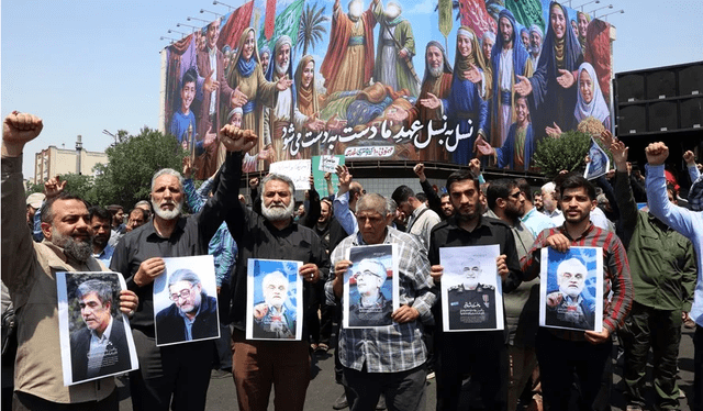 En Teherán, manifestantes exhiben fotos de víctimas iraníes de los recientes bombardeos israelíes.<br> Fuente: EFE En Teherán, manifestantes exhiben fotos de víctimas iraníes de los recientes bombardeos israelíes.<br> Fuente: EFE