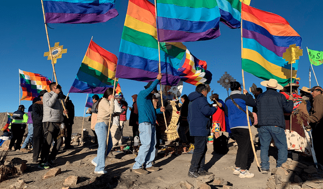 Arequipeños esperaron los primeros rayos solares en el Año Nuevo Andino. Créditos: Mirelia Quispe, La República Arequipeños esperaron los primeros rayos solares en el Año Nuevo Andino. Créditos: Mirelia Quispe, La República