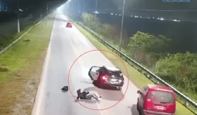  Joven salta de taxi por aplicativo en movimiento. Foto: Cámaras de seguridad de Berisso<br><br>    