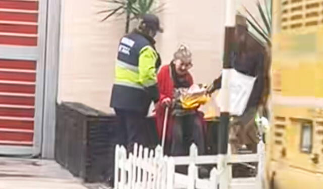 La señora de avanzada edad tenía una canasta con algunas golosinas para la venta. Foto: composición LR/ TikTok/ @alessiacordova28 La señora de avanzada edad tenía una canasta con algunas golosinas para la venta. Foto: composición LR/ TikTok/ @alessiacordova28