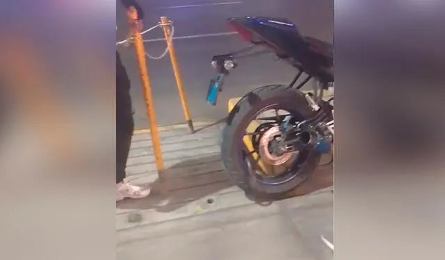  Tras sacar la barra de metal, solo quedó la rueda de la motocicleta atada con la cadena de seguridad. Foto: composición LR/ TikTok/ @m.vr20   