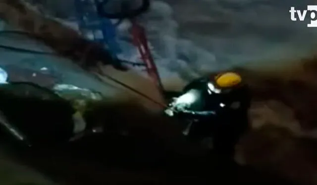 Con la ayuda de una soga, el personal de serenazgo de Lima escaló junto al perrito y salieron ilesos del río Rímac. Foto: YouTube/ TV Perú Con la ayuda de una soga, el personal de serenazgo de Lima escaló junto al perrito y salieron ilesos del río Rímac. Foto: YouTube/ TV Perú