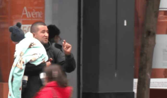 Tanto hombres como mujeres usan niños para pedir dinero a turistas para que les compren leche de fórmula en las farmacias y luego revenderlas. Foto: YouTube de Panorama Tanto hombres como mujeres usan niños para pedir dinero a turistas para que les compren leche de fórmula en las farmacias y luego revenderlas. Foto: YouTube de Panorama