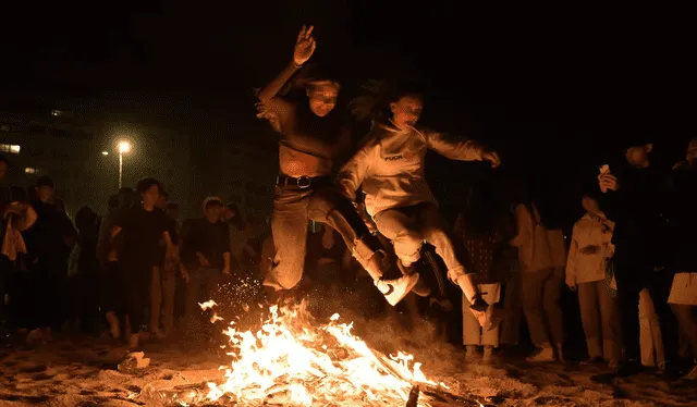 Uno de los rituales es saltar sobre la hoguera. Foto: Europa Press<br><br> Uno de los rituales es saltar sobre la hoguera. Foto: Europa Press<br><br>