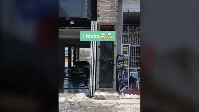  Un edificio de siete pisos y apenas un metro de ancho es una de las construcciones que más ha llamado la atención. Foto: TikTok/@entubarrio   
