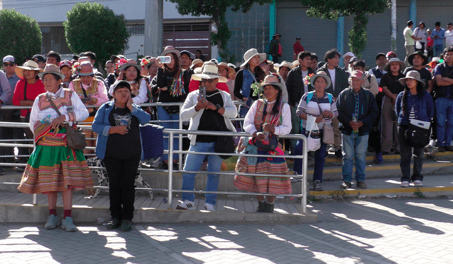  Cientos de comuneros esperaron durante horas para ingresar al evento. Créditos: Mirelia Quispe / La República.<br><br>    