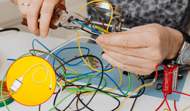  Los cargadores de celular pueden ser usados para proyectos DIY en lugar de ser desechados Foto: Composición LR<br><br>    