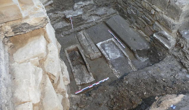 Cuatro sarcófagos de la Antigüedad Tardía, ubicados en el borde de un muro norte-sur. Foto: INRAP Cuatro sarcófagos de la Antigüedad Tardía, ubicados en el borde de un muro norte-sur. Foto: INRAP