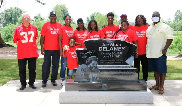 Familiares de Joe Delaney junto al memorial en su honor en el lugar de su muerte. Foto: Sports Illustrated   