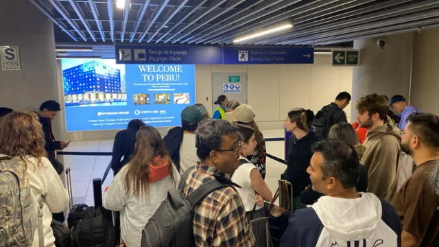 Se reportaron largas filas en Migraciones tras fallas en el sistema de control. Foto: La República   