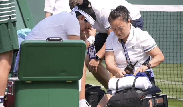  Ons Jabeur recibe atención médica. Foto: AP<br><br>    