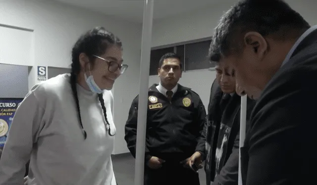 Mishelle Ortiz se mostró en un principio despreocupada y burlona por su detención. Foto: Captura de YouTube de Domingo al Día Mishelle Ortiz se mostró en un principio despreocupada y burlona por su detención. Foto: Captura de YouTube de Domingo al Día