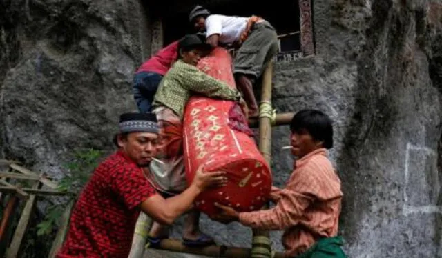 La comunidad de más de 300.000 habitantes convive con los muertos. Foto: La Vanguardia   