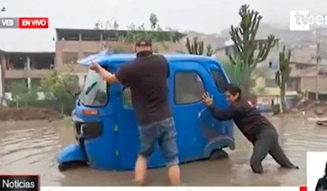  El mototaxi se había quedado atorado en un hoyo en medio de la pista, lo que imposibilitaba que continuara su rumbo. Foto: TikTok/ TV Perú   