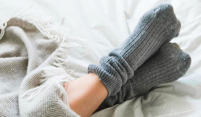 Investigaciones revelan que dormir con medias sucias puede generar gérmenes como las pseudomonas aeruginosa. Foto: Salud   