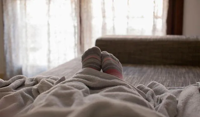  Al usar en la cama los mismos calcetines que has llevado todo el día, podrías estar trasladando las bacterias al lugar donde duermes. Foto: Salud   