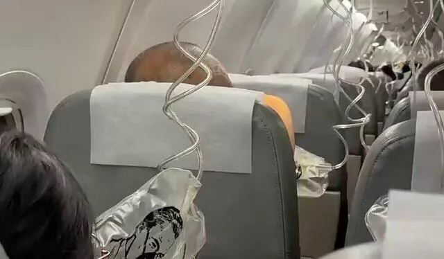 El momento en que las máscaras de aire se desplegaron por la avería en el avión. Foto: X El momento en que las máscaras de aire se desplegaron por la avería en el avión. Foto: X