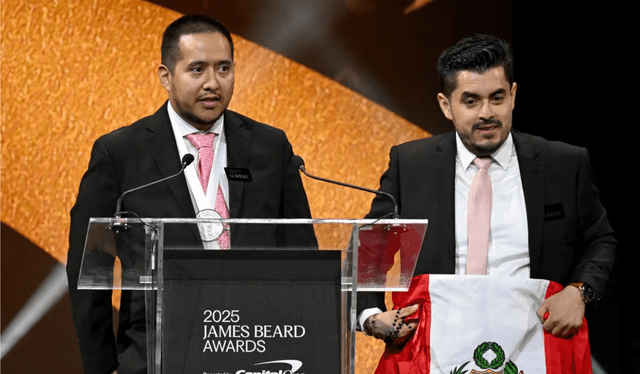 Carlos Delgado subió al escenario junto a Alex Lazo por su destacable trabajo en el restaurante 'Causa'. Foto: El Comercio Perú   