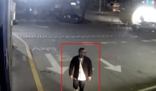 Alias 'El Costeño' caminando por las calles de Bogotá, con nuevo look. Foto: Captura video Noticias RCN Alias 'El Costeño' caminando por las calles de Bogotá, con nuevo look. Foto: Captura video Noticias RCN