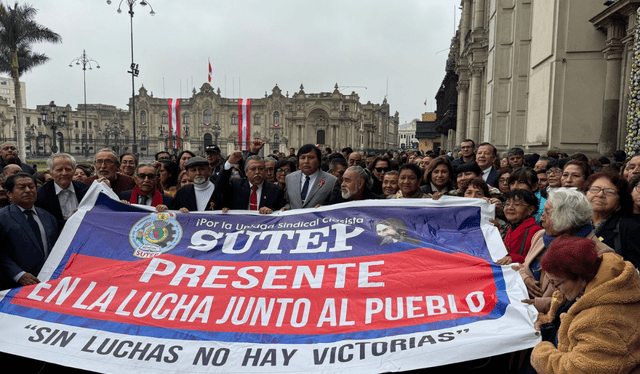 Celebración por el Día del Maestro y 53 años del SUTEP en Plaza de Armas. Foto: Cortesía. Celebración por el Día del Maestro y 53 años del SUTEP en Plaza de Armas. Foto: Cortesía.