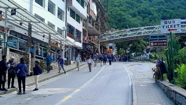 Los turistas deben comprar tikets para abordar el bus que los llevará a la ciudadela. Foto: Marcel Ramos Los turistas deben comprar tikets para abordar el bus que los llevará a la ciudadela. Foto: Marcel Ramos