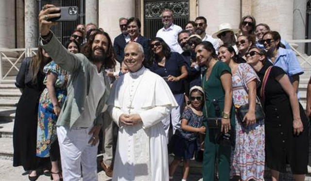 El papa León XIV se toma un selfie con el elenco de The Closen y algunos fanáticos Foto: 'The Closen' El papa León XIV se toma un selfie con el elenco de The Closen y algunos fanáticos Foto: 'The Closen'
