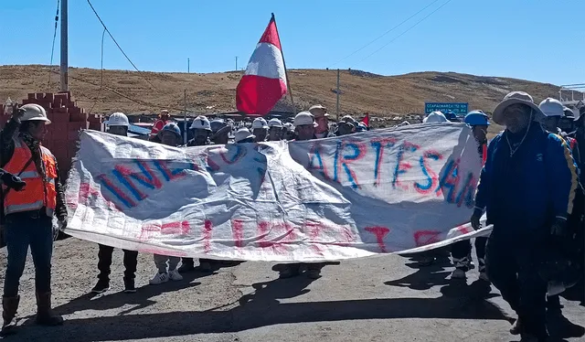  Mineros artesanales anuncian la radicalización de protestas en caso de no recibir respuesta del Ejecutivo. Créditos: Luis Álvarez / La República.<br><br>    