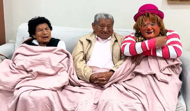 La mujer de avanzada edad estalló en risa por la broma del payasito. Foto: composición LR/ TikTok/ @barnilynshowtv   