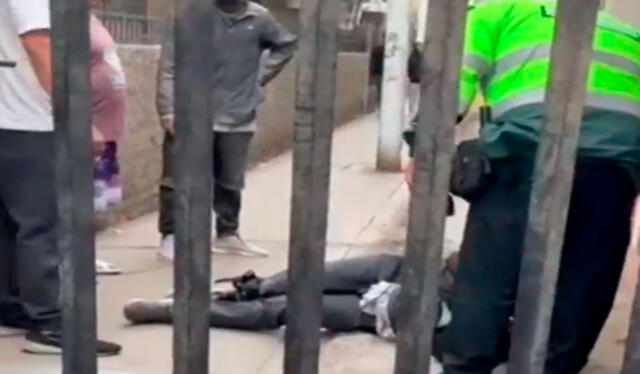 El policía, visiblemente molesto, reprochó al detenido por sus acciones criminales. Foto: composición LR/ ATV Noticias El policía, visiblemente molesto, reprochó al detenido por sus acciones criminales. Foto: composición LR/ ATV Noticias