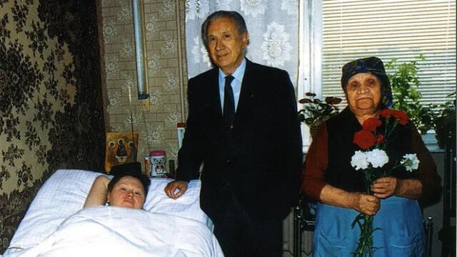 Elena, al lado del presidente del Comité Olímpico Internacional (COI) y de su abuela antes de su fallecimiento. Foto: Medium   