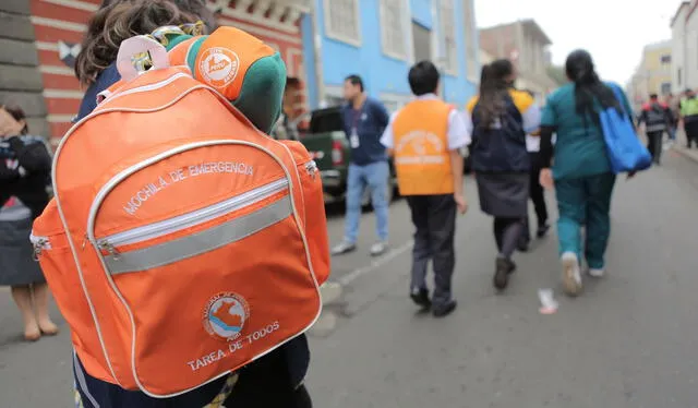  Contar con los elementos esenciales en la mochila de emergencia te permite estar listo para reaccionar de manera rápida y eficaz. Foto: Andina   