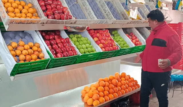 Comerciantes denuncian escasez de maracuyá, papaya, platanitos, naranja, piña y otros. Foto: Liz Ferrer, La República    
