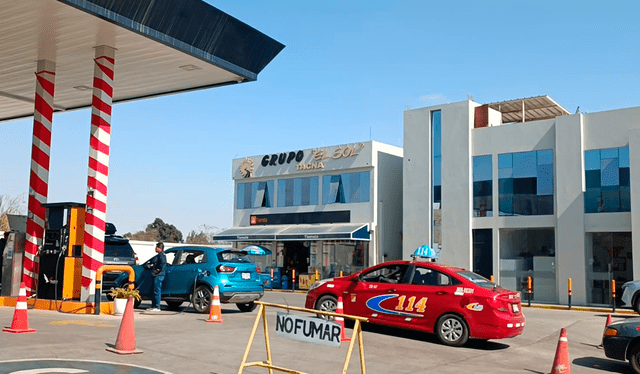  Transportistas tienen que formar largas filas para abastecer sus vehículos de GLP. Foto: Liz Ferrer, La República  